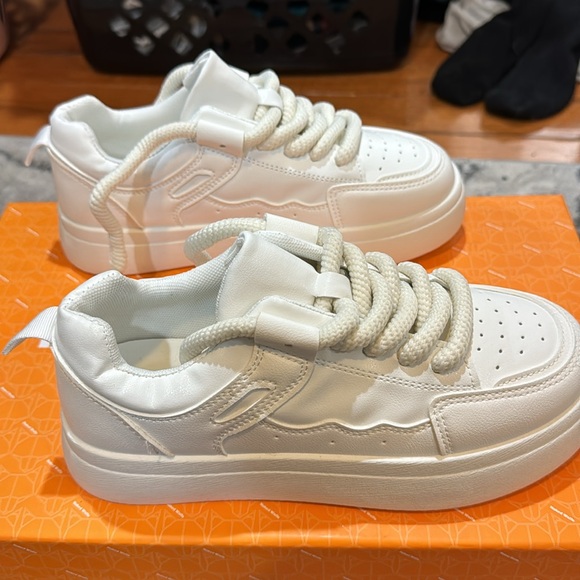 WHITE THICK LACE SNEAKERS - Picture 3 of 4